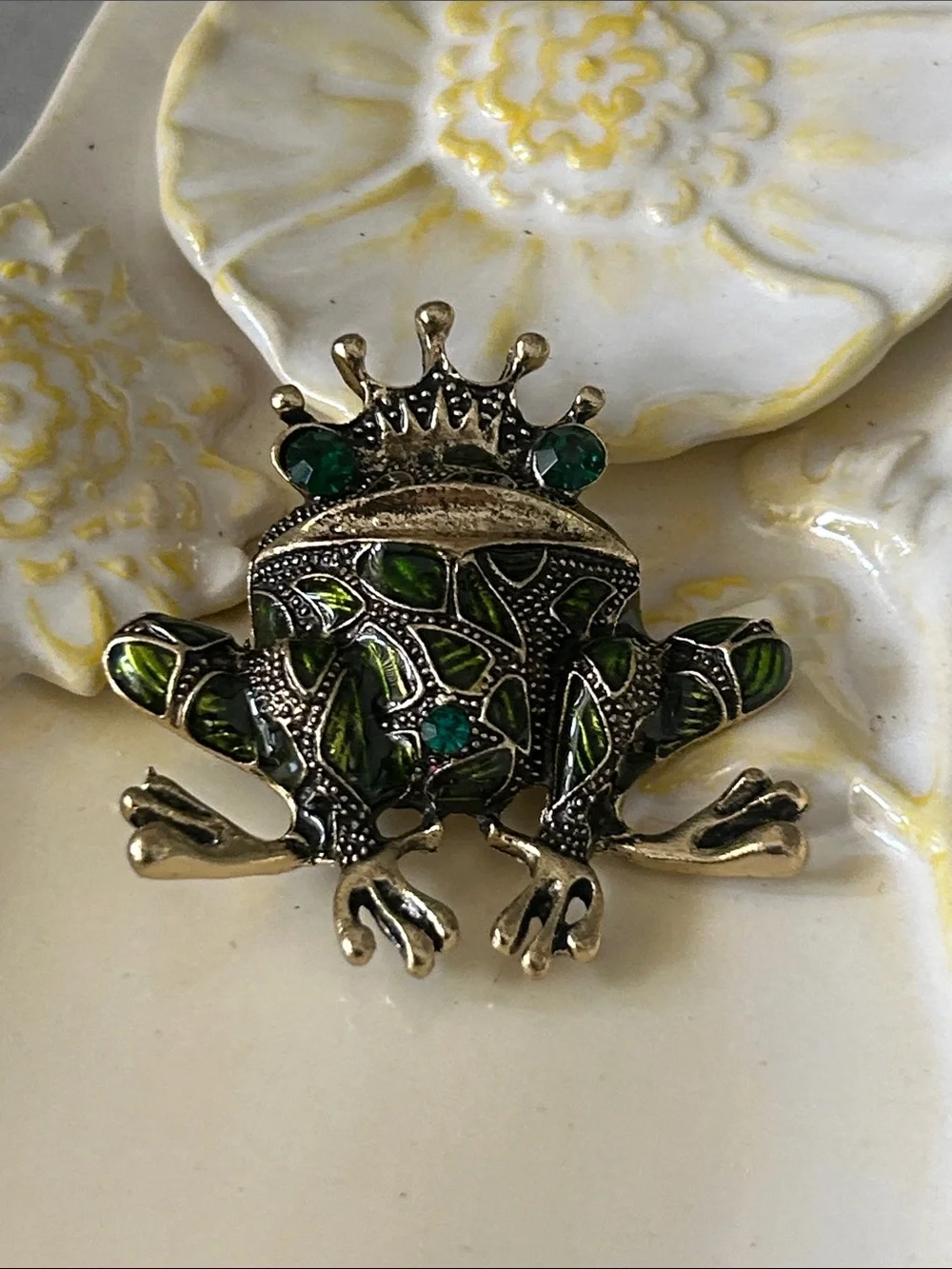 Crowned Green Jeweled Frog Accent brooch Unbranded